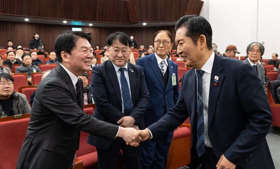 인사 나누는 정청래 대표와 안철수 의원