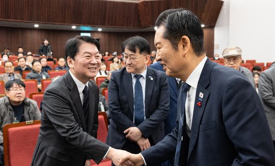 악수하는 정청래 대표와 안철수 의원