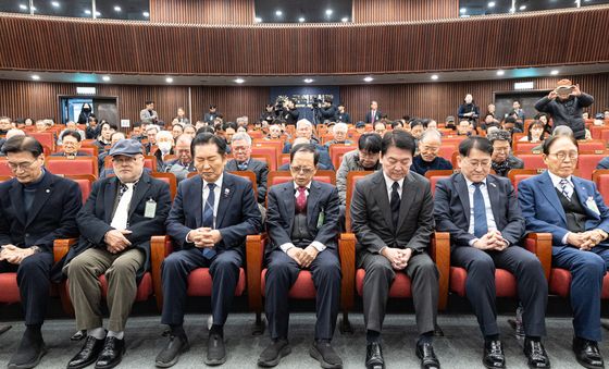 두 손 모아 기도하는 정청래 대표