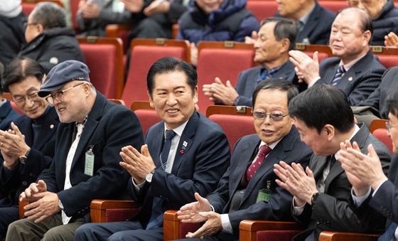 박수 치며 인사 나누는 정청래 대표와 안철수 의원