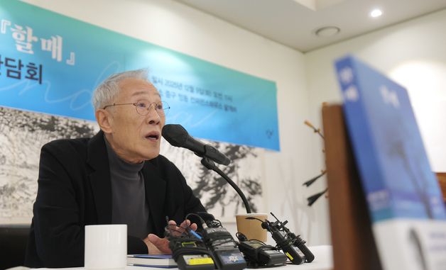 취재진 질문에 답하는 황석영