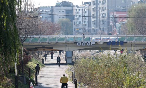 포근한 날씨에 산책 나온 시민들