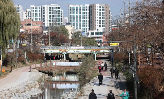 포근한 날씨에 산책 나온 시민들