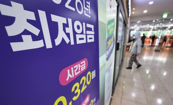 이 대통령 "공공 비정규직에 적정임금 지급"