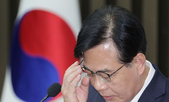 안경 고쳐쓰는 송언석