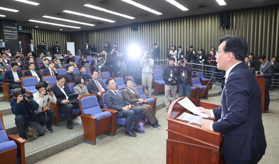 의원총회 주재하는 송언석