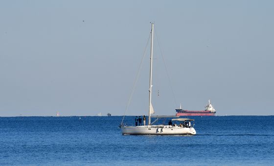 겨울 바다 즐기는 관광객들