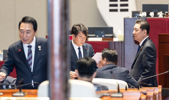 비공개 의원총회 참석한 김병기·문진석