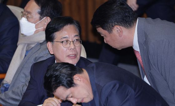 대화하는 국민의힘 지도부