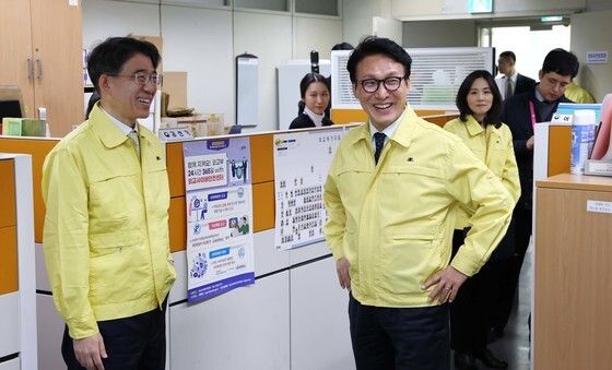 김민석 총리, 외교부 재외국민보호과 직원들 격려