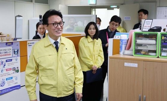 외교부 재외국민보호과 직원들 격려하는 김민석 총리