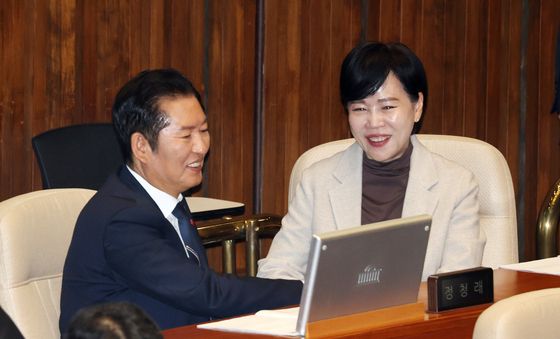 대화 나누는 정청래 전현희