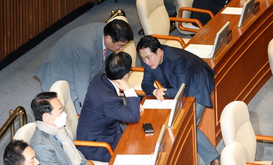 대화 나누는 국민의힘 지도부