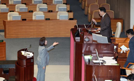 국민의힘 필리버스터 돌입, 우원식 의장에게 항의하는 나경원 의원