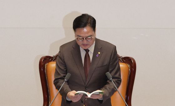 국회법 읽는 우원식, 필리버스터 하는 나경원