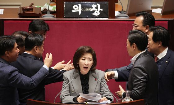 나경원 마이크 두고 충돌하는 여야