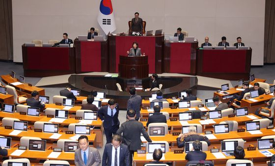 필리버스터 돌입에 퇴장하는 민주당