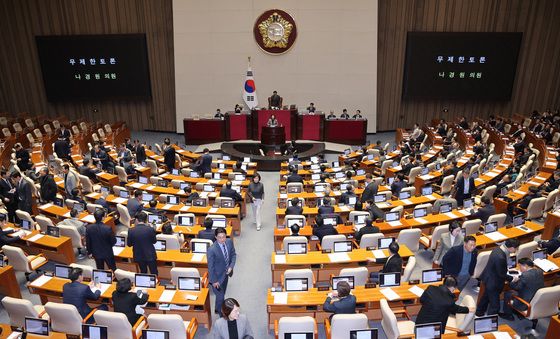 필리버스터 퇴장하는 민주당