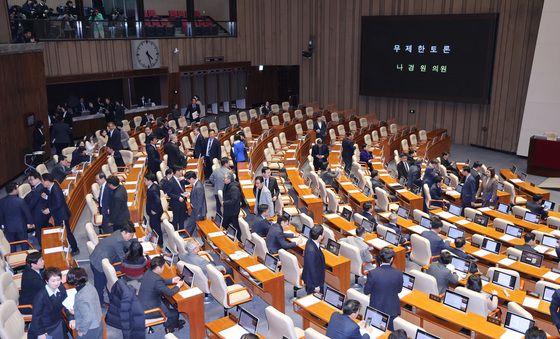 본회의장 나서는 더불어민주당