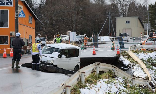 [포토] 지진으로 푹 꺼진 日도로