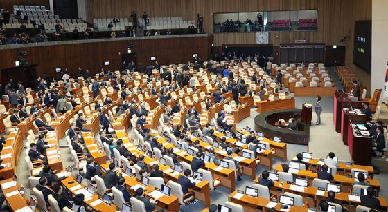 나경원 국민의힘 의원 무제한 토론 돌입, 본회의장 떠나는 의원들
