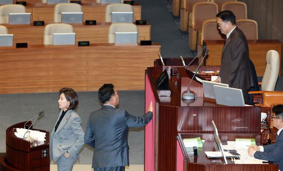 국회의장 등지고 주머니에 손 넣는 나경원 의원
