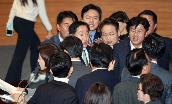 의장석 앞에서 얽힌 여야 의원들