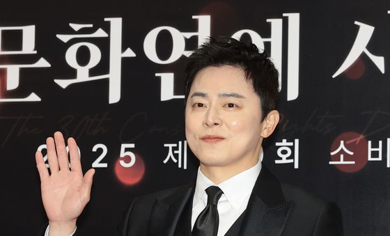 조정석, 근사한 손 인사