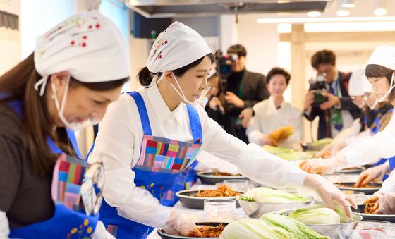 김혜경 여사, 주한대사 배우자 초청 김장 행사