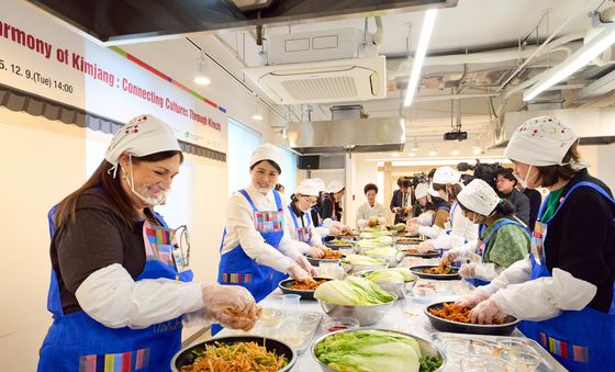 주한 외국대사 배우자들과 김치 담그는 김혜경 여사