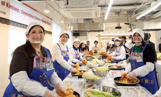 김혜경 여사, 주한대사 배우자 초청 김장 행사