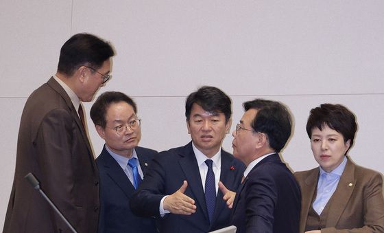 무선 마이크 사용 두고 충돌하는 여야