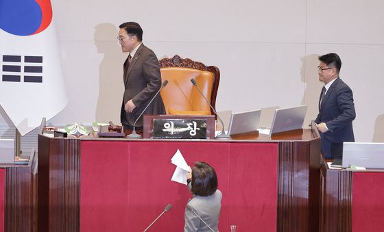 정회 항의하는 나경원