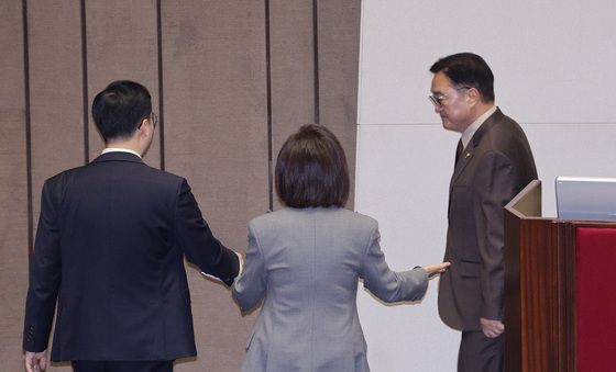 우원식 의장에게 항의하는 나경원