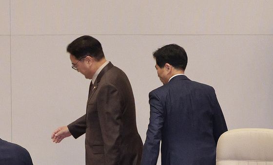 필리버스터 중 정회 \항의하는 나경원