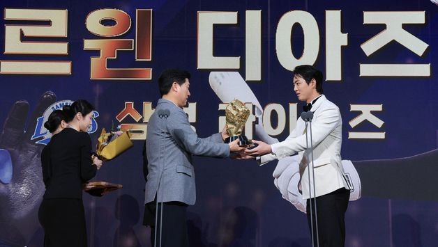 1루수 부문 골든글러브 수상하는 디아즈