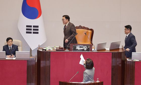 본회의 정회 항의하는 나경원