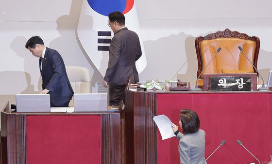 본회의장 나서는 우원식에 항의하는 나경원