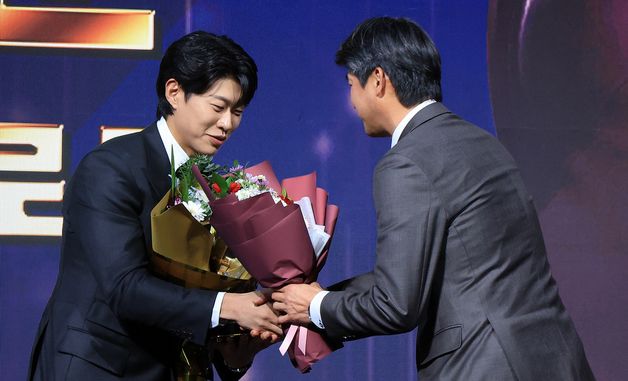 설종진 감독의 축하 받는 송성문