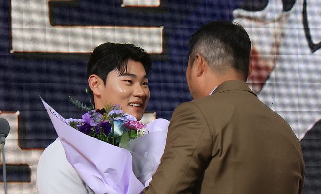 이호준 감독의 축하 받는 김주원