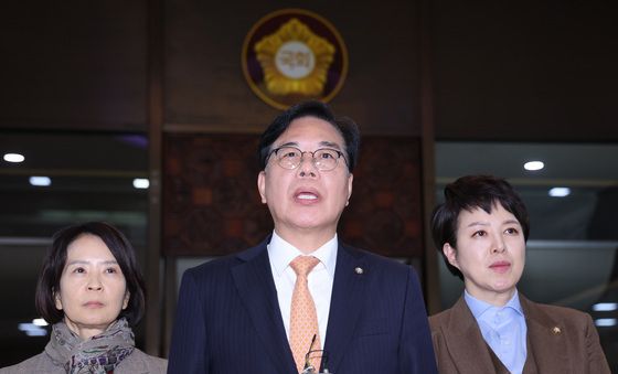 필리버스터 중 정회 입장 밝히는 송언석