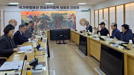 국가무형유산 전승취약종목 보유자들 만난 허민 국가유산청장