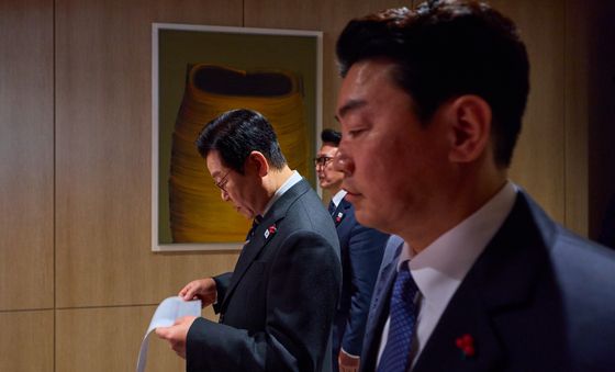 자료 보며 이동하는 이재명 대통령