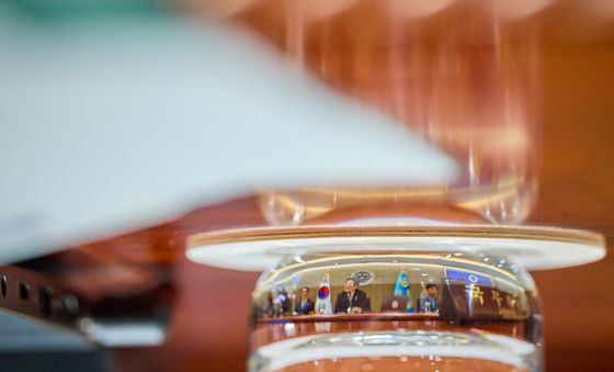 유리잔에 비친 이재명 대통령