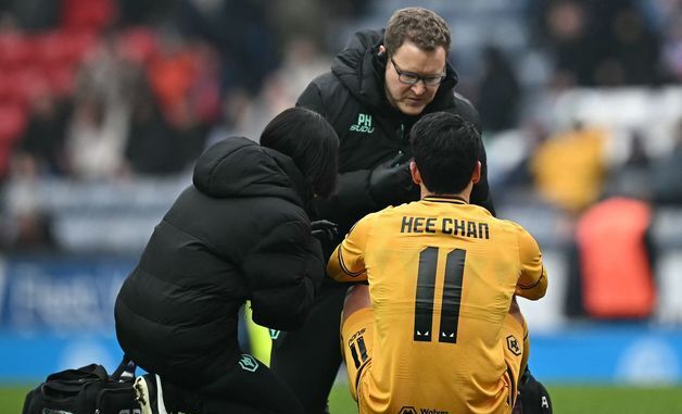 [포토] 블랙번과 경기 중 부상으로 주저 앉은 황희찬