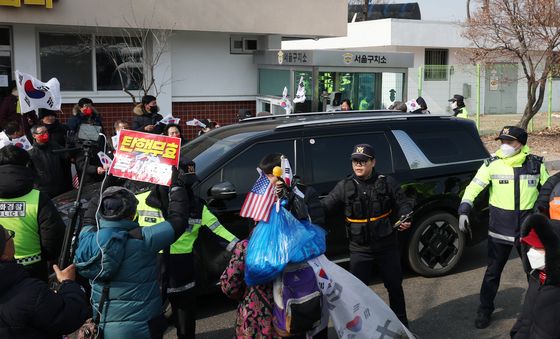 윤 대통령 면회 마치고 서울구치소 나오는 국민의힘 의원들