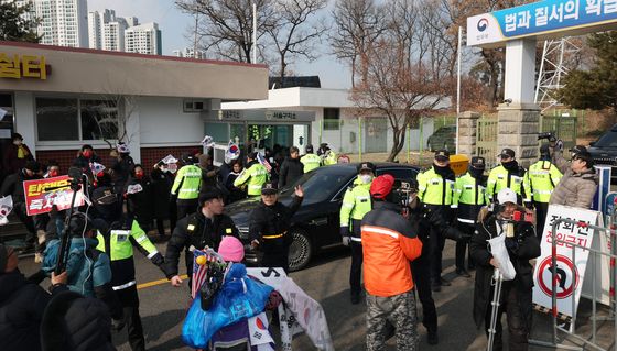 윤 대통령 면회 마치고 서울구치소 나오는 국민의힘 의원들