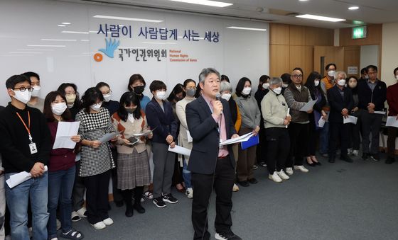 '尹 방어권 의결' 인권위원들 규탄하는 직원들