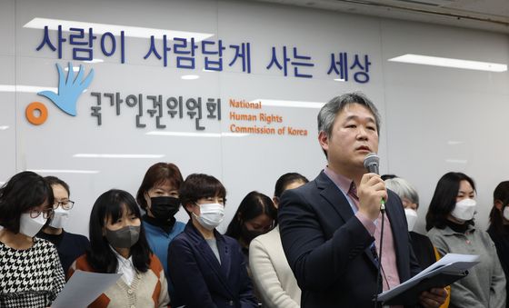 호소문 발표하는 인권위 직원들
