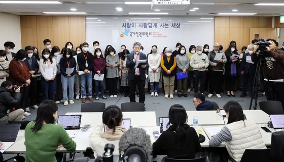 '尹 방어권 의결' 관련 호소문 발표하는 인권위 직원들